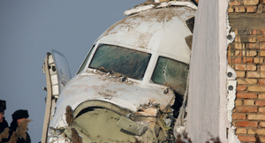 Máy bay chở 100 người rơi ở Kazakhstan: 2 hành khách thoát chết trong gang tấc